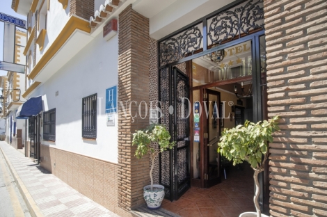 Málaga. Valle de la Axarquía. Hotel Rural en venta. 26 hab y bungalows.