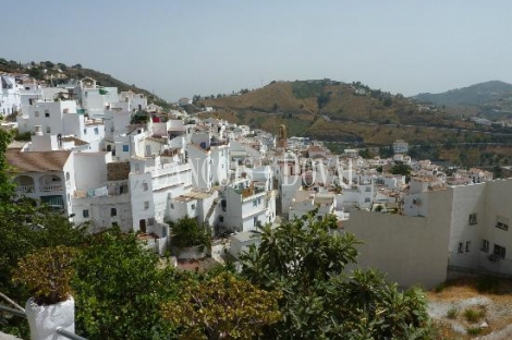 Málaga. Valle de la Axarquía. Hotel Rural en venta. 26 hab y bungalows.