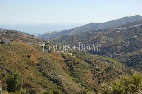 Málaga. Valle de la Axarquía. Hotel Rural en venta. 26 hab y bungalows.