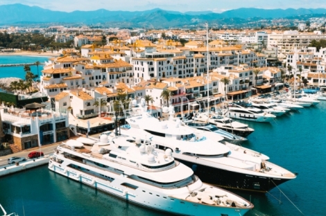Marbella. Puerto Banús. Apartamentos turísticos en venta con licencia.