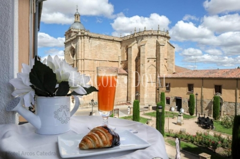 Ciudad Rodrigo. Salamanca. Hotel con encanto en venta. Centro histórico. 