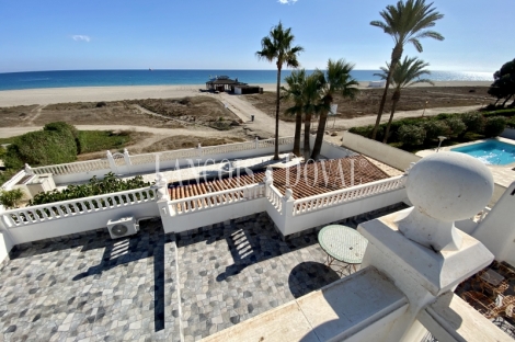 Vera. Costa de Almería. Exclusiva villa en venta. Acceso directo a la playa