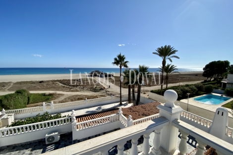 Vera. Costa de Almería. Exclusiva villa en venta. Acceso directo a la playa