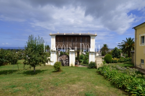 Barreiros. Lugo. Antigua casona en Venta con vistas al mar