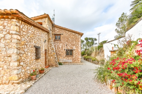 Garraf. Parque natural. Masía en venta con hípica y gestión de bodas. Olivella.