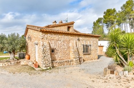 Garraf. Parque natural. Masía en venta con hípica y gestión de bodas. Olivella.