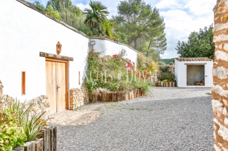 Garraf. Parque natural. Masía en venta con hípica y gestión de bodas. Olivella.