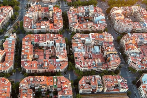 Barcelona Eixample. Oportunidad. Entresuelo con terraza en venta