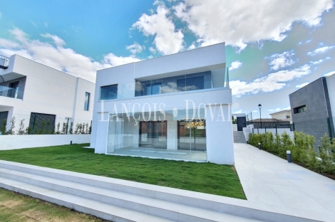 Manilva. La Duquesa. Promoción villas en venta de diseño moderno.