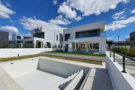 Manilva. La Duquesa. Promoción villas en venta de diseño moderno.