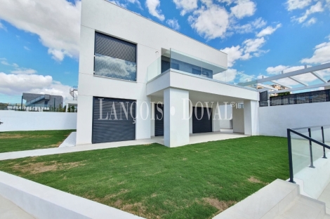 Manilva. La Duquesa. Promoción villas en venta de diseño moderno.