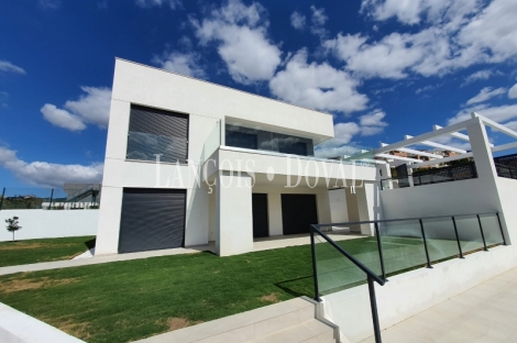 Manilva. La Duquesa. Promoción villas en venta de diseño moderno.