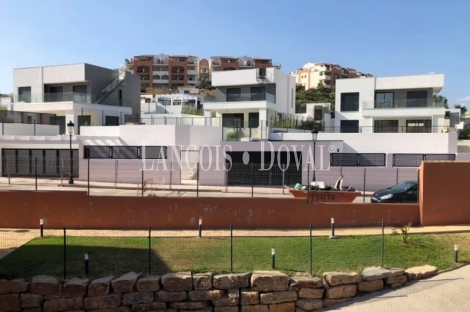 Manilva. La Duquesa. Promoción villas en venta de diseño moderno.