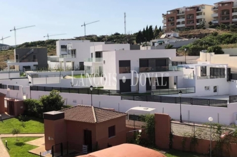 Manilva. La Duquesa. Promoción villas en venta de diseño moderno.