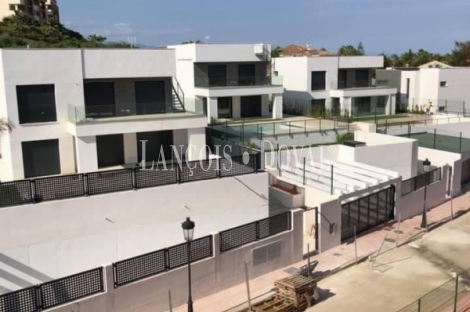 Manilva. La Duquesa. Promoción villas en venta de diseño moderno.