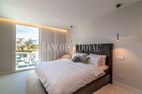 Nueva Andalucía. Marbella.  Lujosa villa de diseño en venta. 