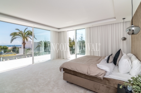 Nueva Andalucía. Marbella.  Lujosa villa de diseño en venta. 