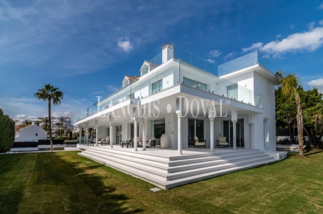 Nueva Andalucía. Marbella.  Lujosa villa de diseño en venta. 