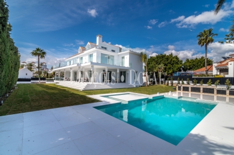 Nueva Andalucía. Marbella.  Lujosa villa de diseño en venta. 