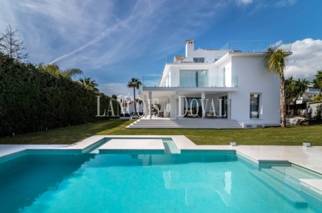 Nueva Andalucía. Marbella.  Lujosa villa de diseño en venta. 