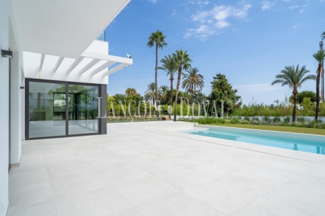 Estepona. Villa de lujo a estrenar. Junto Club de Golf El Paraíso.