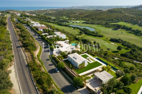 Exclusiva villa de diseño vanguardista en venta. Resort Finca Cortesín.