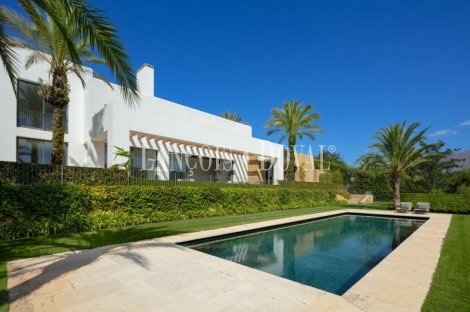 Exclusiva villa en venta a pie de Golf. Resort Finca Cortesín. Costa Del Sol.