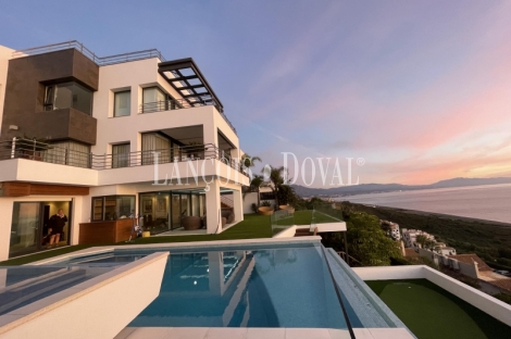 Manilva. La Paloma. Exclusiva villa de lujo en venta con vistas al mar.