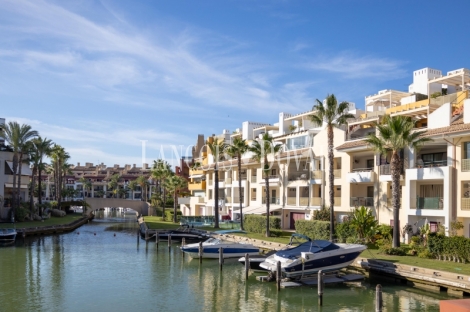 Puerto Sotogrande. Dúplex en venta con amarre y vistas a la Marina