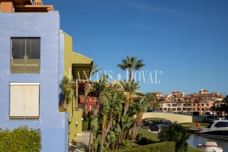 Puerto Sotogrande. Dúplex en venta con amarre y vistas a la Marina