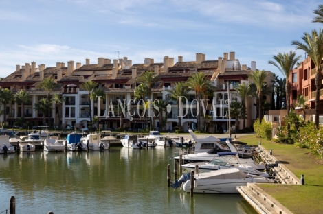 Puerto Sotogrande. Dúplex en venta con amarre y vistas a la Marina