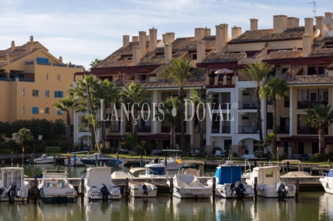 Puerto Sotogrande. Dúplex en venta con amarre y vistas a la Marina