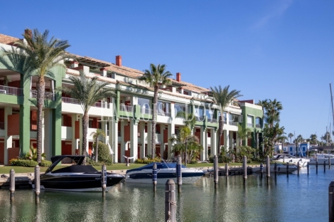 Puerto Sotogrande. Dúplex en venta con amarre y vistas a la Marina