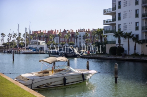 Puerto Sotogrande. Dúplex en venta con amarre y vistas a la Marina