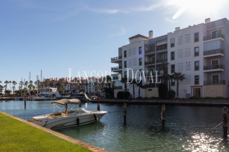 Puerto Sotogrande. Dúplex en venta con amarre y vistas a la Marina