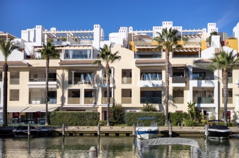 Puerto Sotogrande. Dúplex en venta con amarre y vistas a la Marina