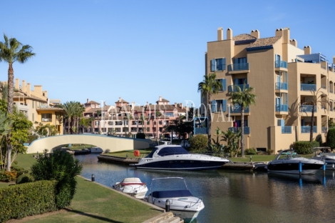 Puerto Sotogrande. Dúplex en venta con amarre y vistas a la Marina