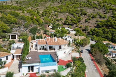 Mijas. Exclusiva villa en venta con vistas panorámicas al mar.