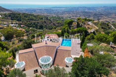 Mijas. Exclusiva villa en venta con vistas panorámicas al mar.