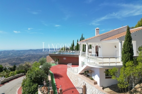 Mijas. Exclusiva villa en venta con vistas panorámicas al mar.