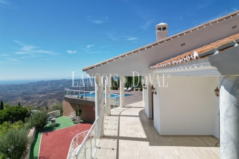 Mijas. Exclusiva villa en venta con vistas panorámicas al mar.