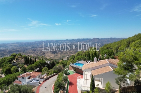 Mijas. Exclusiva villa en venta con vistas panorámicas al mar.