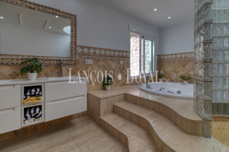 Mijas. Exclusiva villa en venta con vistas panorámicas al mar.