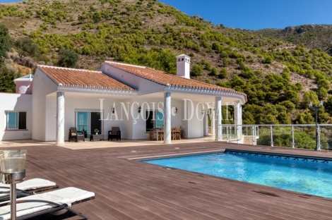 Mijas. Exclusiva villa en venta con vistas panorámicas al mar.