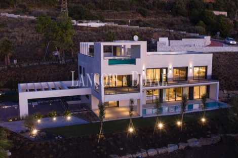 Benalmádena. Villa de diseño moderno en venta. 