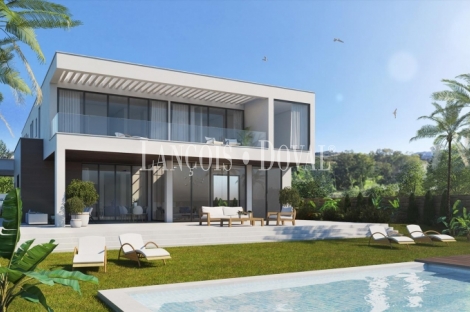 Cala de Mijas. Villa  en venta  en Urb Calanova Golf. Vistas  al mar.