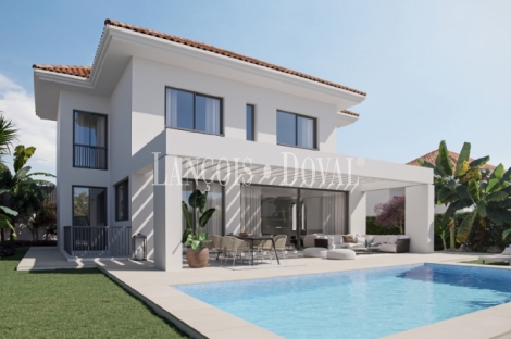 Mijas. Calahonda. Villas de  lujo en venta  con jardín y  piscina.