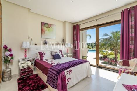 Estepona. Los Flamingos. Exclusiva villa en venta con vistas al mar