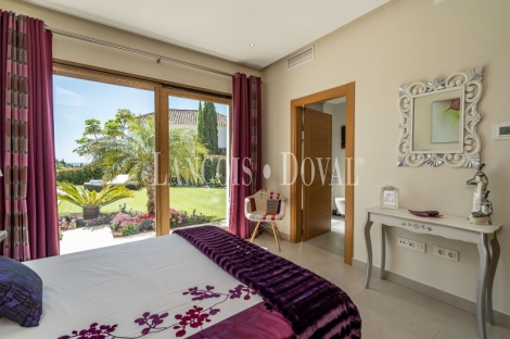 Estepona. Los Flamingos. Exclusiva villa en venta con vistas al mar