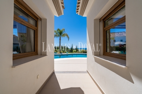 Estepona. Los Flamingos. Exclusiva villa en venta con vistas al mar